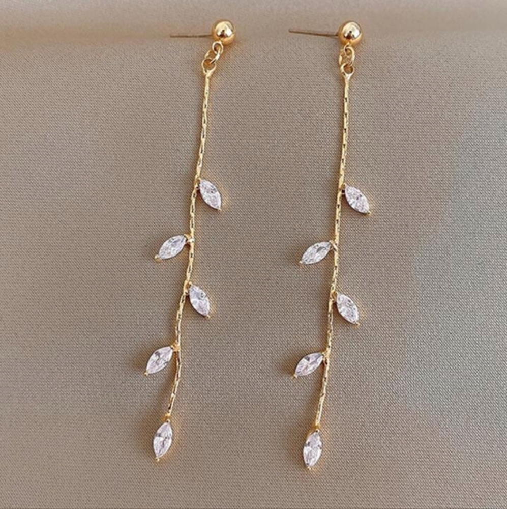 Dangle leaf earrings 2 inches in length in gold tone; nwot